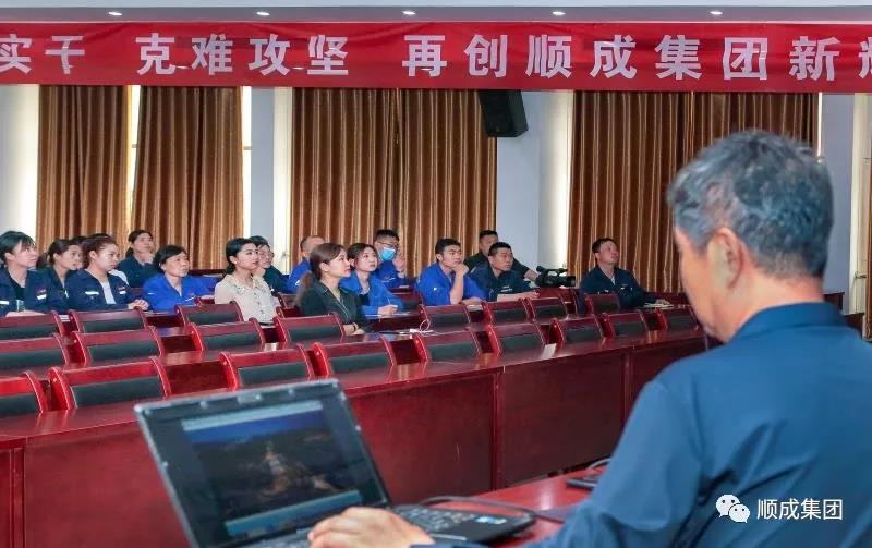 河南凯发K8官网集团举行通讯员摄影手艺培训班